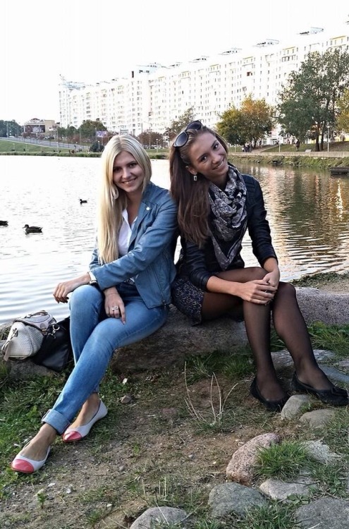 amberprettylez:nl-pantyhose:Girls in pantyhoseLots of hot lesbians