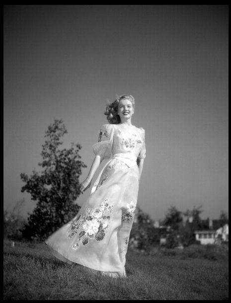 vintageeveryday:  Beautiful Black and White photographs of Marilyn Monroe in 1947.