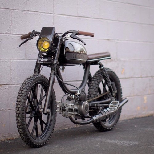 caferacerpasion:  lemoncustommotorcycles:  ‘Seiben’ Puch Magnum by @roguebuilds. || Far from stock, this moped can rip! Photo by @cgiiiiff.  Mod List - 64cc Polini - 19mm PHBG Black Race Carb - Malossi 4 Pedal Reeds - MLM Cali Pipe - Auto