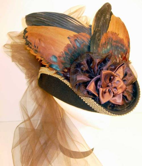 Ladies&rsquo; Brown Derby Hat with Bronze-Gold-Iridescent Black-Brown Bird Wings (1880s)