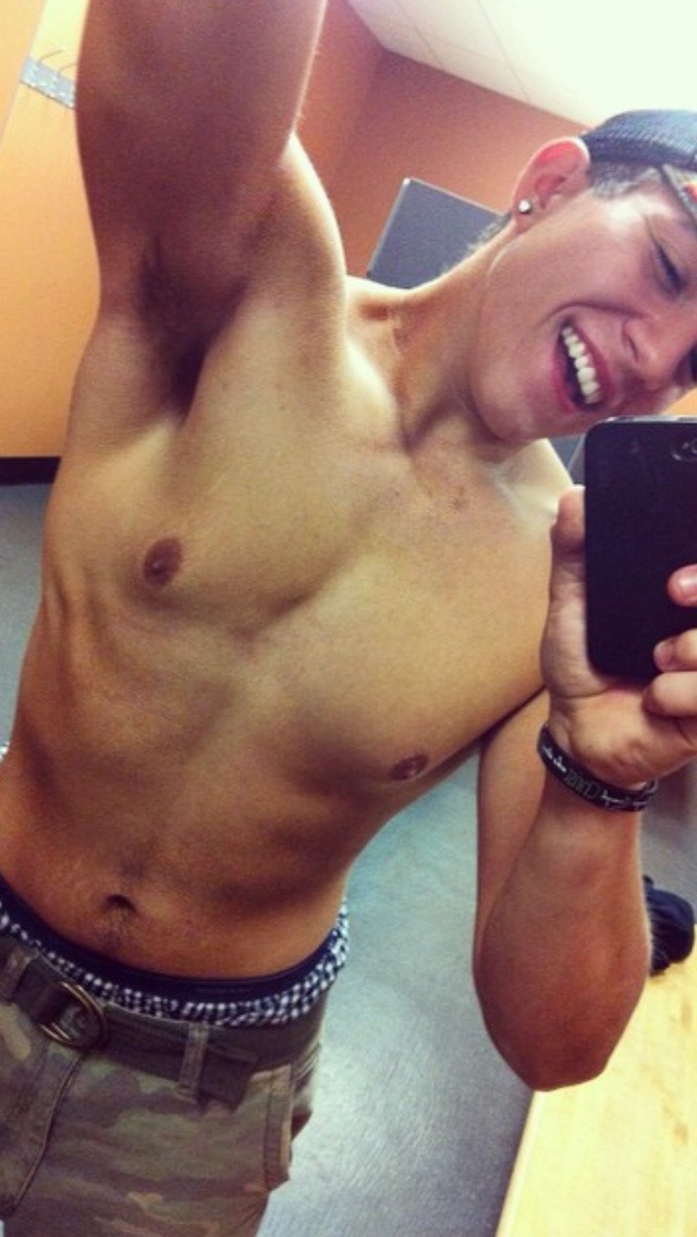 dippinfan:  itsdudesilike:  redneck-lover:  redneck417:  WHAT A CUTE FUCK WAD  HOLY