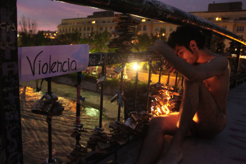 aviagemdoheroi:  Violencia. Ponte em Santiago/RM - Chile. 
