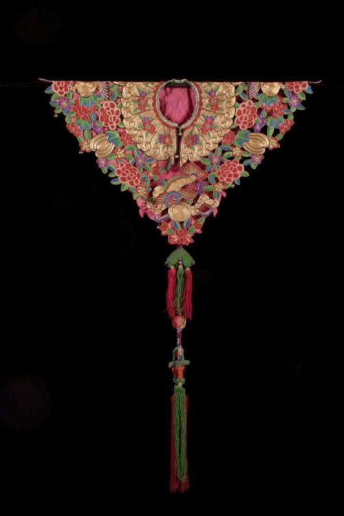 Lady&rsquo;s Festival CollarChinaSilk embroidery, Peking glassQing Dynasty (late 19th/early 20th cen