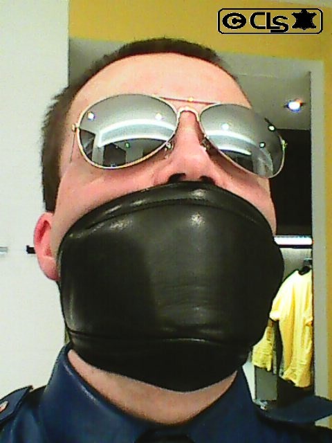 charonleathers: Me gagged gag available at RoB Amsterdam: http://www.rob.eu/nl/rob-leren-mond-en-kin-knevel.html 