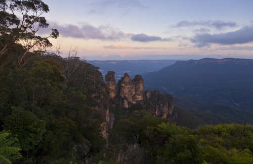 Hazy Blue Mountains, The Three Sisters Katoomba, Australia