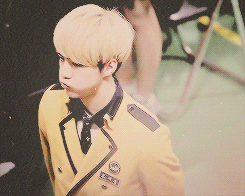 leuhans:  sehun puffin his cheeks 