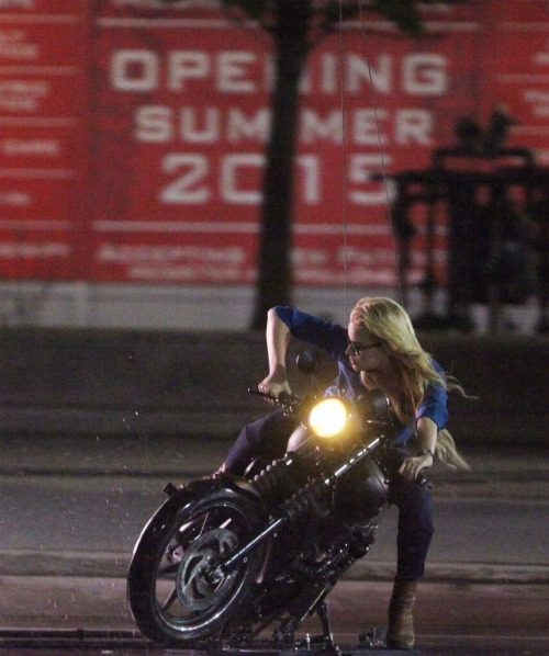 longlivethebat-universe:  Batman and Harley Quinn on set of The Suicide Squad