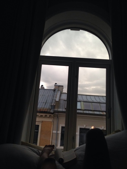halbklang:  Perfekter wirds nicht mehr  Abendliches lesen mit Blick auf Oslo