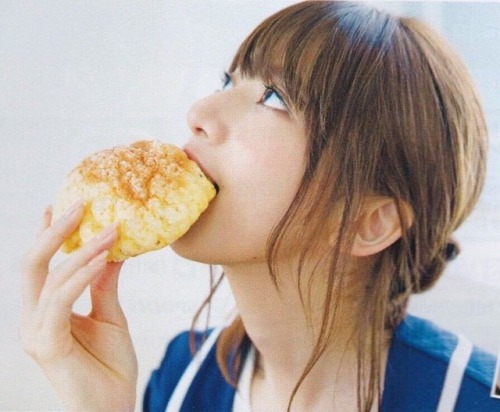 tatsuki46: 最近メロンパンばっかり食べてたら腹筋消えた笑笑 運動したいけど、登下校だけで疲れてできないし、その上食べるからしばらく太り続けそう笑 このメロンパンも食べたい笑 ダメだな笑 re