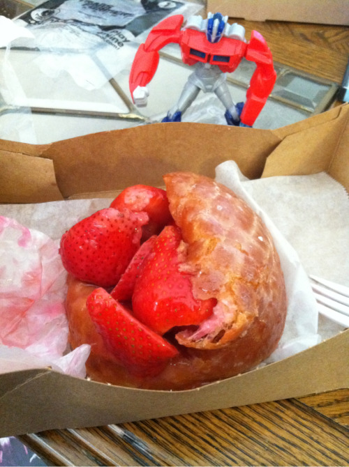 Absolute deliciousness that is called Donutman’s strawberry donut. Sooooo goooood…!