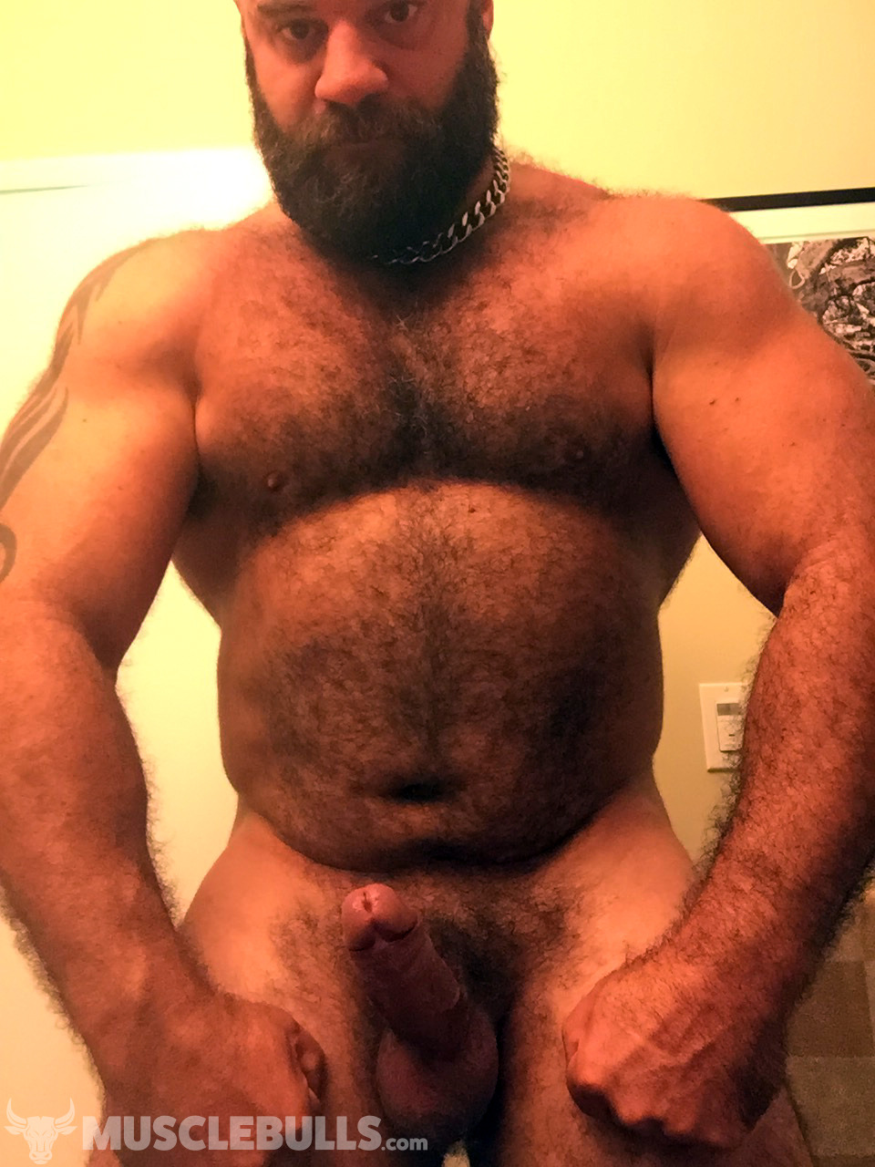 musclebulls9:  Come serve this bull. He wants you on your knees feeling his massive,