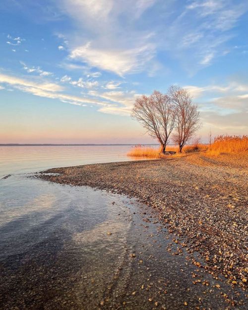 Ein Abendspaziergang am Chiemsee © @dunja_lauber#bayernliebe #lake #eveningwalk #naturelovers #wan