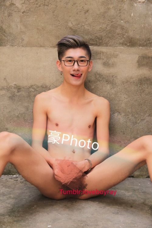 loveboyray: 感謝你們喜歡豪的照片 希望喜歡的人數會越來越多  我也只是想做好自己 不管您喜不喜歡我 我都有我自己過人生的方式。 目標追蹤一萬 喜歡1000 我就開始讓小豪豪露面好了 哈哈