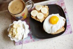 healthy-and-hungry:  wholemeal bun with tomato and fried eggs / peanut butter and banana, cottage cheese 