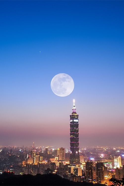 travelingcolors:  Taipei 101 | Taiwan (by yukio.s) 
