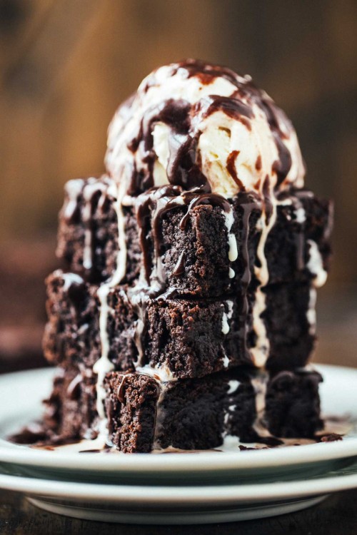foodffs:  EXTRA FUDGY COCONUT OIL BROWNIES  Really nice recipes. Every hour.   
