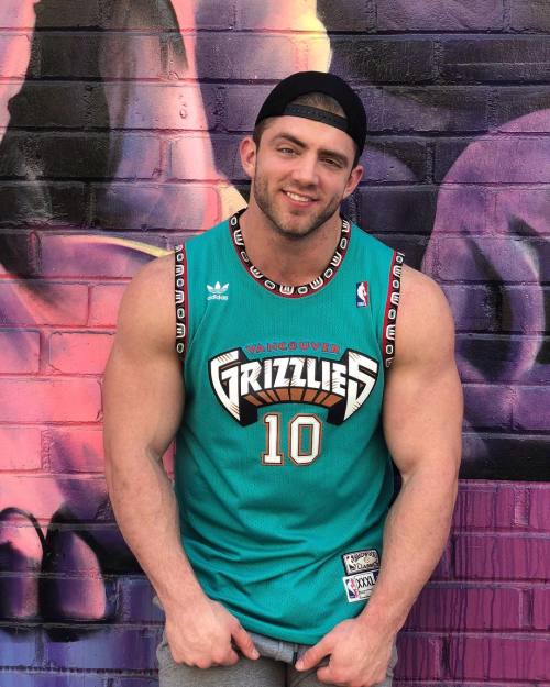 aestheticsupremacy:athleticbrutality:every bro looks dope in a backwards cap and jerseylooks too bla