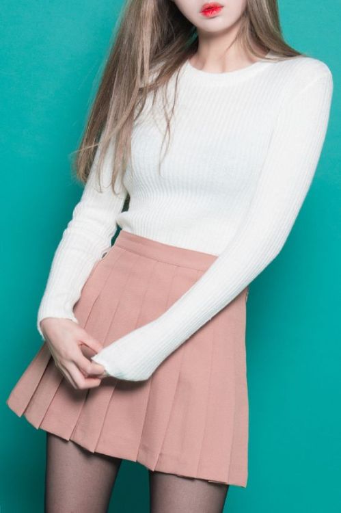 pleatedminiskirts:A nice pink tennis skirt with a white pullover. Lovely lipstick too.