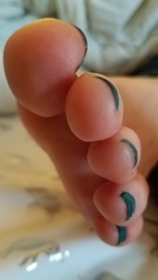 snoopythatsme: myprettywifesfeet:   A close