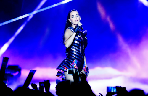 10.06 - Katy Perry performs at Pista Atlética, Chile