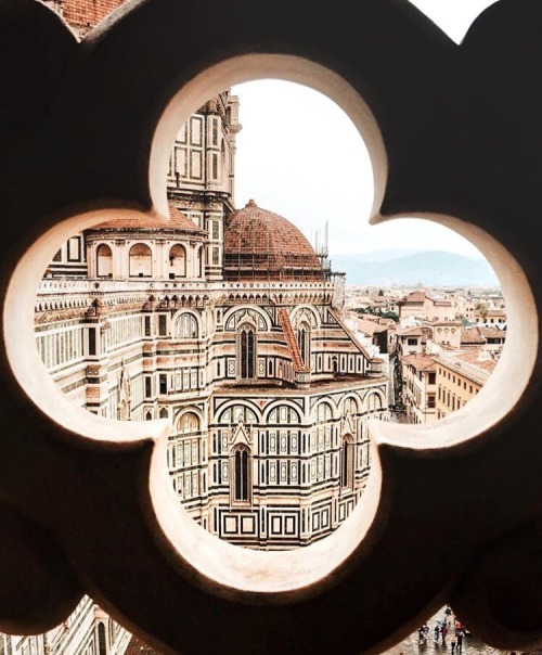 chanelbagsandcigarettedrags: Florence