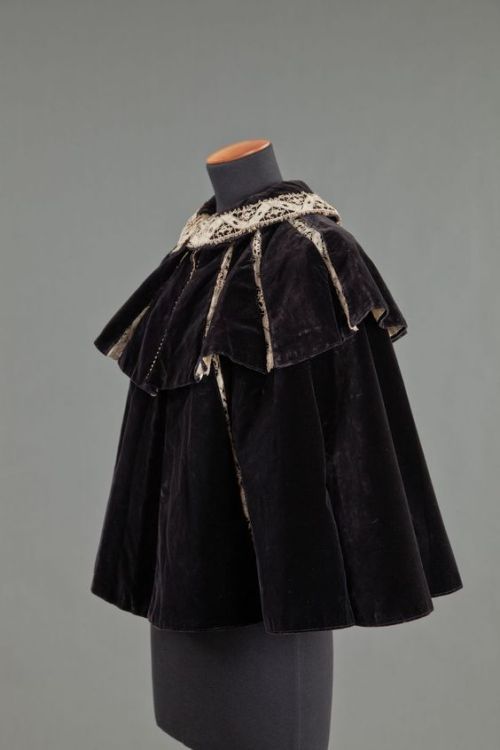 shewhoworshipscarlin:Cape by House of Worth, 1890-99.
