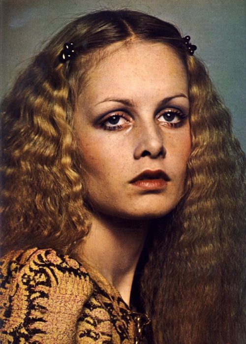 Twiggy looking like a Pre-Raphaelite model. Photographed by Justin de Villeneuve in Honey Magazine, 
