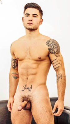 aec2000: Hot uncut guy! 