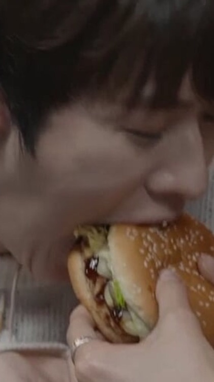 Minho eating is a mood (I mean just look at how he unhinges his jaw to eat the hamburger) . . . Let&