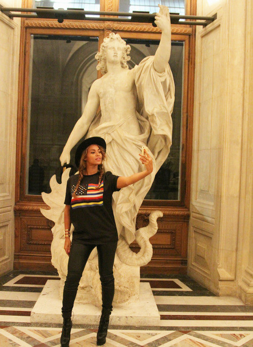 madeleinedalla:  Beyonce x Jay ZPrivate tour at the Louvre  