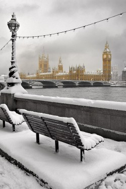 wonderous-world:  Snow in London by canary.wharf