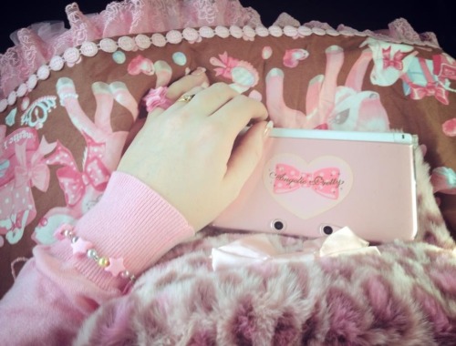 jaynejezebelle:  Must own all pink things. 