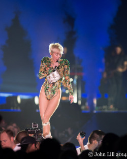 mileynation:  More pictures from the Bangerz Tour at the Tacoma Dome. (2/16/14) 