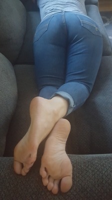 myprettywifesfeet:  A very nice look at my pretty wifes beautiful soles, curvy hips and ass.please comment