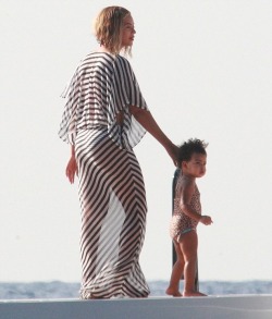 girlsluvbeyonce:  Beyoncé and Blue Ivy enjoying Bey’s 32nd birthday in Italy      