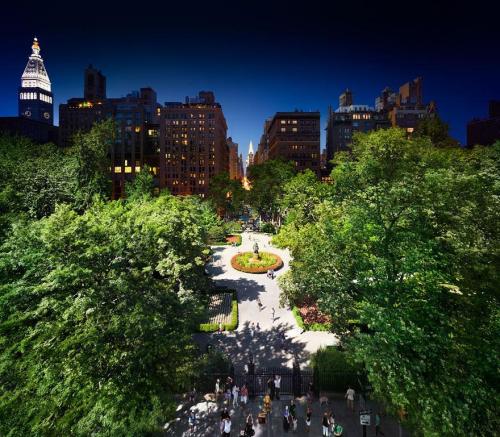  New York based photographer Stephan Wilkes has managed to capture the passage of time in a single photograph. His “Day to Night” photo series explores the many changes that take place in Stehphan’s beloved city of New York as it transitions from