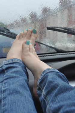 solecityusa:  Barefoot In The Car by ~Artistic-Feet