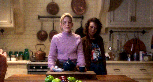 natromanoffe:Jamie + reaching for DaniTHE HAUNTING OF BLY MANOR (2020)