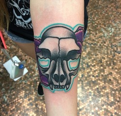 fuckyeahtattoos:  Cat skull w/ pansies by