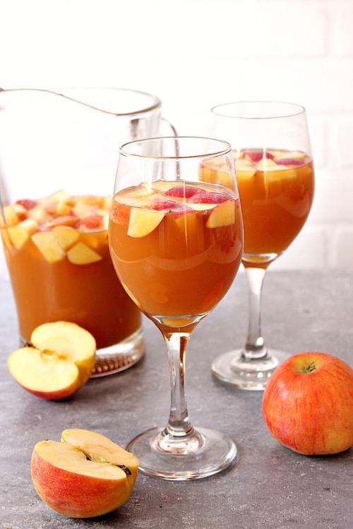 foodffs:  Caramel Apple Sangria Recipe Follow for recipes Get your FoodFfs stuff here