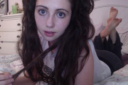 cummbunny:  tigretimide:  post selfie, gain followers?  look its bratbum!! her blog got deleted so follow this cute face 