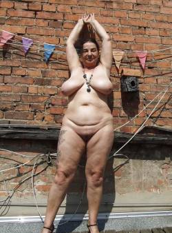 grannycollectionpics:  naked wife