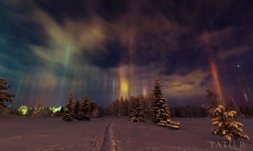 sixpenceee:  A light pillar is an atmospheric optical phenomenon, which is an interaction of light with ice crystals. When the temperature drops and these crystals position themselves horizontally as they fall through the air, they act as “vessels”