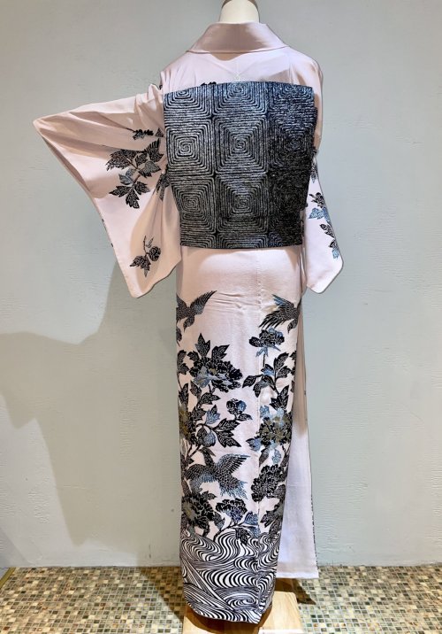 Super chic kimono outfit, with a soft pink tsukesage (houmongi?) with lovely black patterns with jus