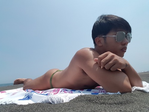 macrxlio:  本來沒有人，才脫光正要曬，突然出現一個阿伯… #被看光光  被帅哥看更刺激