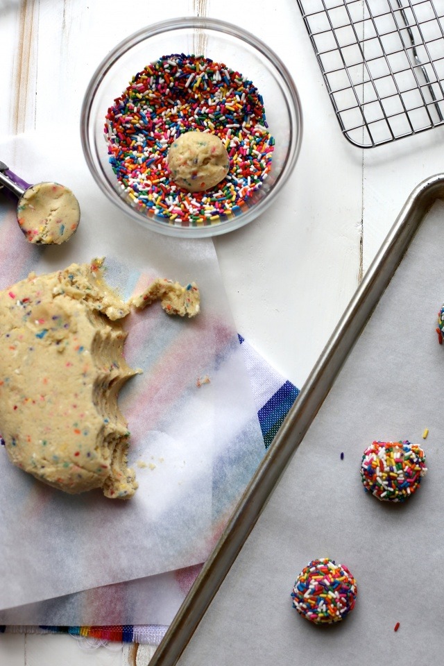 foodffs:  Vanilla Bean Confetti Cookies  Really nice recipes. Every hour.   