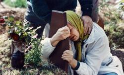 historium:A Bosnian mother grieves in Sarajevo over the grave
