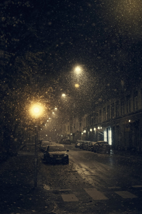 foggynightsandchristmaslights:Snow in Helsinki by Eredel