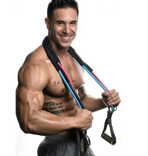 vergasyfetichesgay:  Alan Valdez, Guapo modelo Mexicano enseñando su sexy cuerpazo y rica vergota, el latinos perfecto!  …Para ver mas latinos vergones entra a  vergasyfetichesgay   