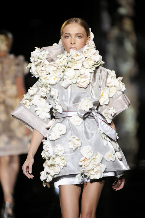 faintlyfeline:  Snejana Onopka at Dolce and Gabbana SS 2009 